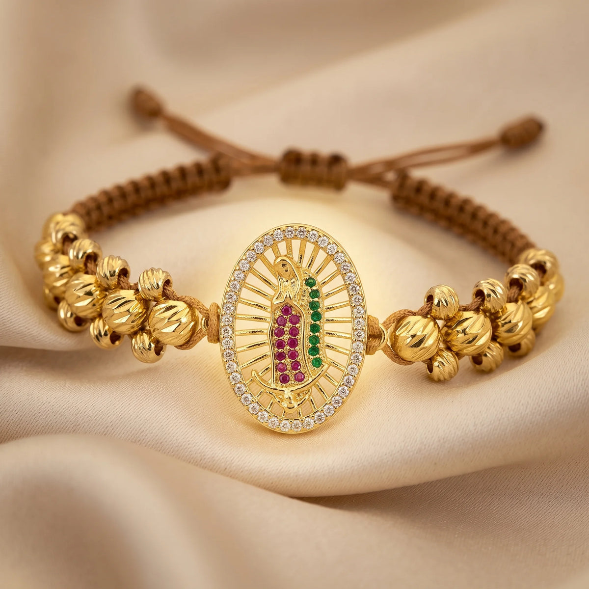 Lleva contigo la protección de la Virgen, con el brillo del Oro 18K que mereces.