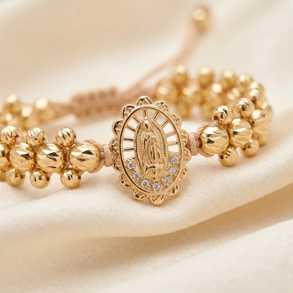 Lleva contigo la protección de la Virgen, con el brillo del Oro 18K que mereces